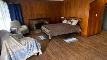 3 slaapkamers, een strijkplank/strijkijzer, wifi, beddengoed