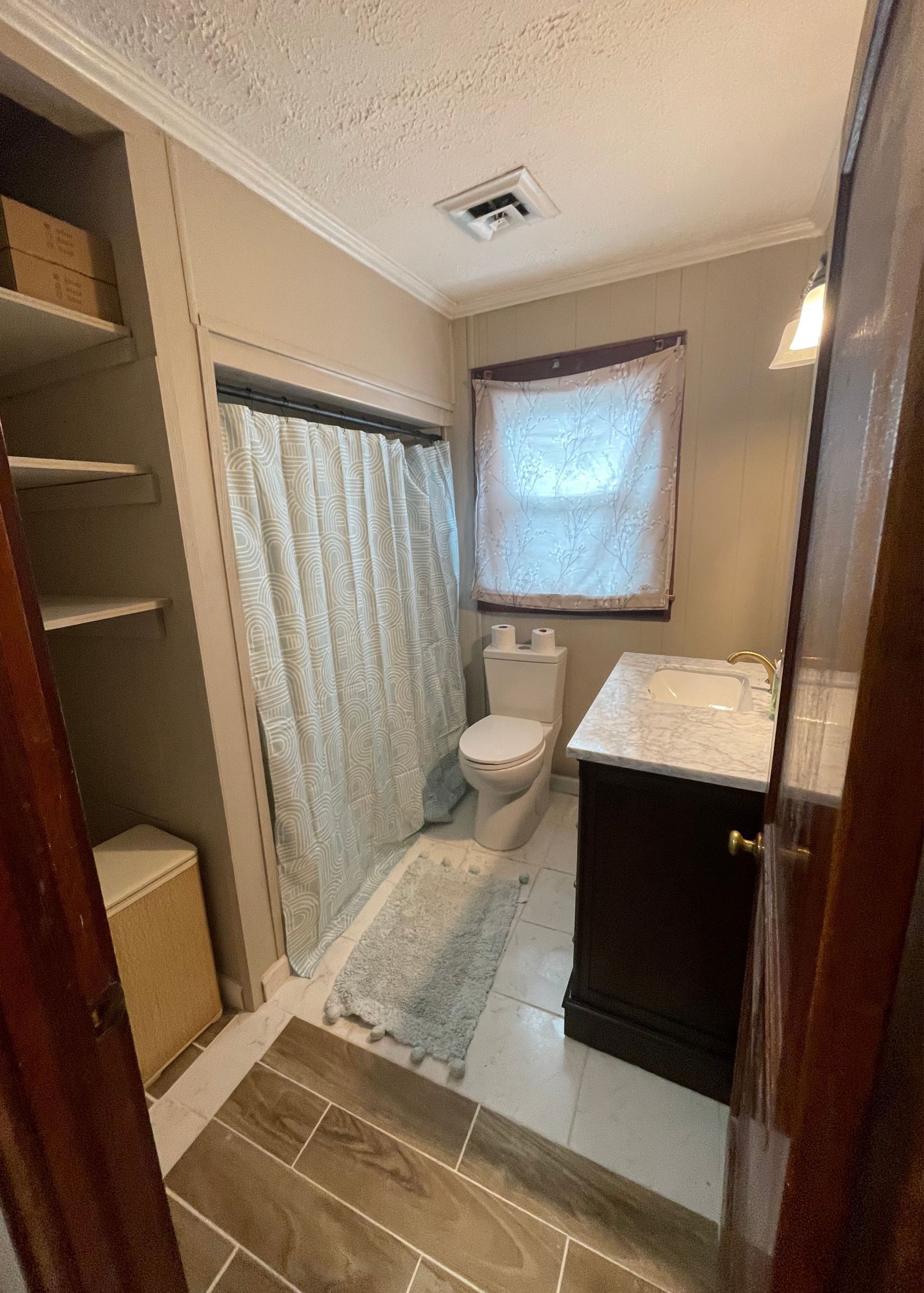 Suihku, hiustenkuivaaja, pyyhkeet, saippua