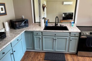 Microondas, horno y placa de cocina