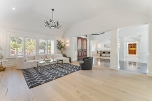 Interior - Spacious 5-bedroom house with AC, WiFi in Pleasanton's tranquil neighborhood (Pleasanton)