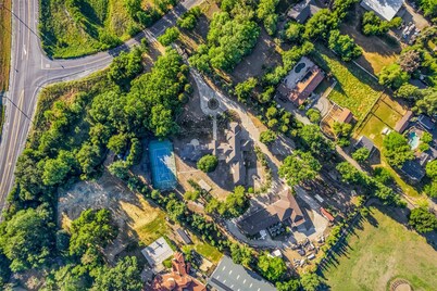 Spacious 5-bedroom house with AC, WiFi in Pleasanton's tranquil neighborhood