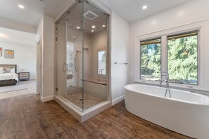 Dusche, Haartrockner, Handtücher, Toilettenpapier