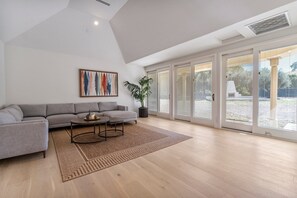 Living area - Spacious 5-bedroom house with AC, WiFi in Pleasanton's tranquil neighborhood (Pleasanton)