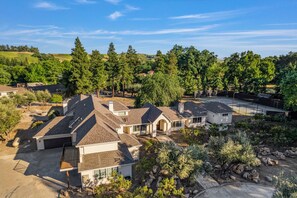 Exterior - Spacious 5-bedroom house with AC, WiFi in Pleasanton's tranquil neighborhood (Pleasanton)