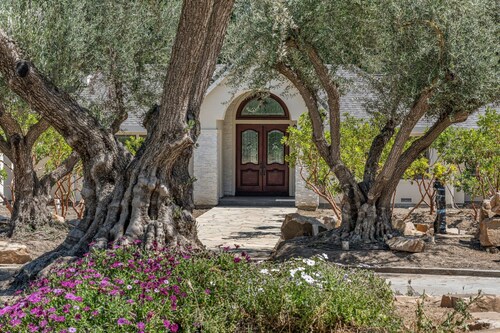 Spacious 5-bedroom house with AC, WiFi in Pleasanton's tranquil neighborhood