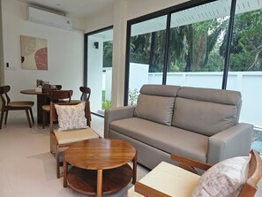 Familie villa, uitzicht op de binnenplaats | Woonruimte