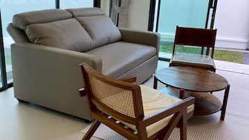 Villa familiar, vistas al patio | Zona de estar