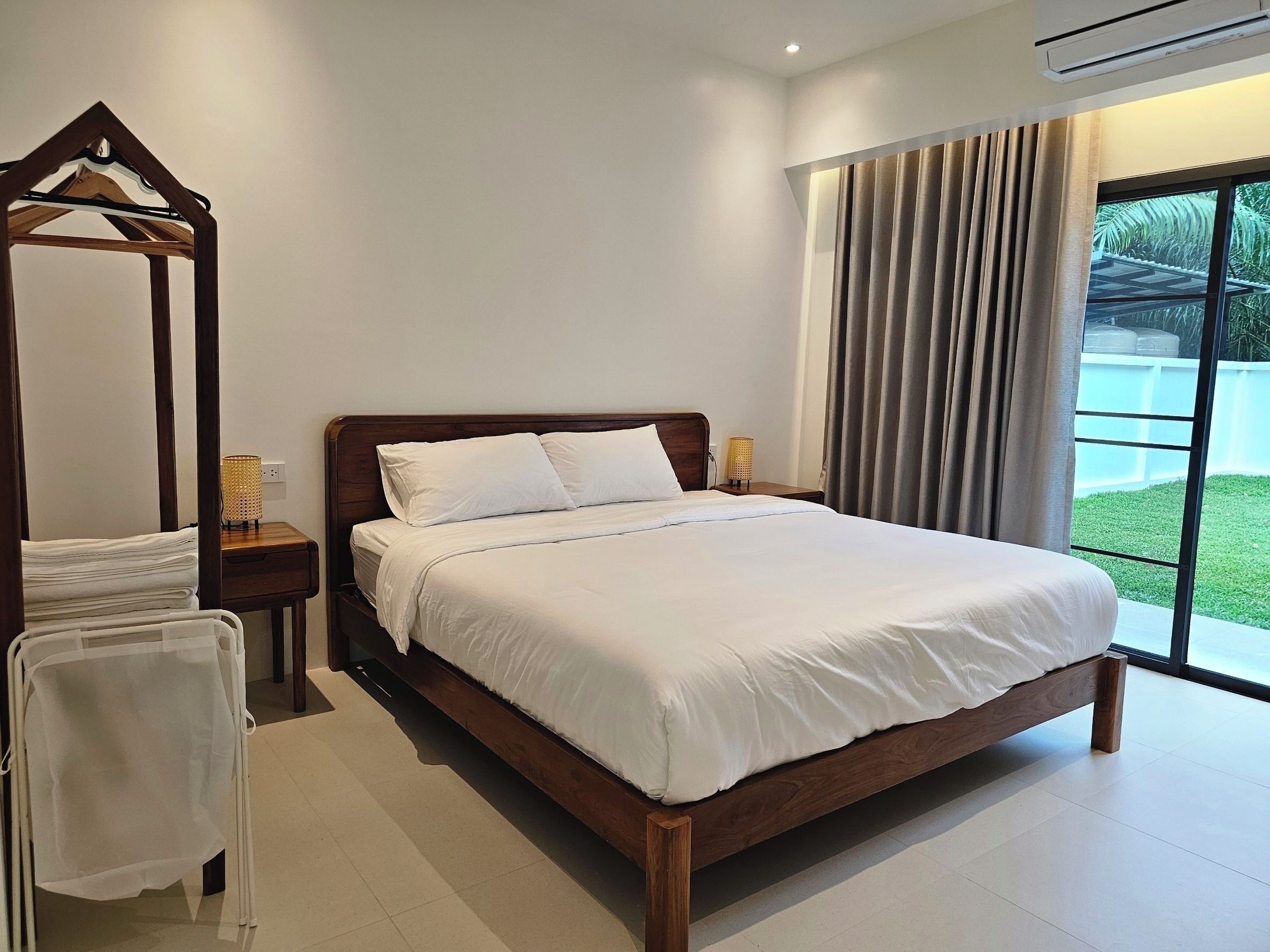 Villa familiar, vistas al patio | Escritorio y espacio para trabajar con un portátil