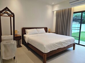 Family Villa, Courtyard View | Meja, ruang kerja komputer riba, seterika/papan seterika, Wi-fi percuma 