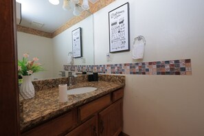 Haartrockner, Handtücher, Seife, Toilettenpapier