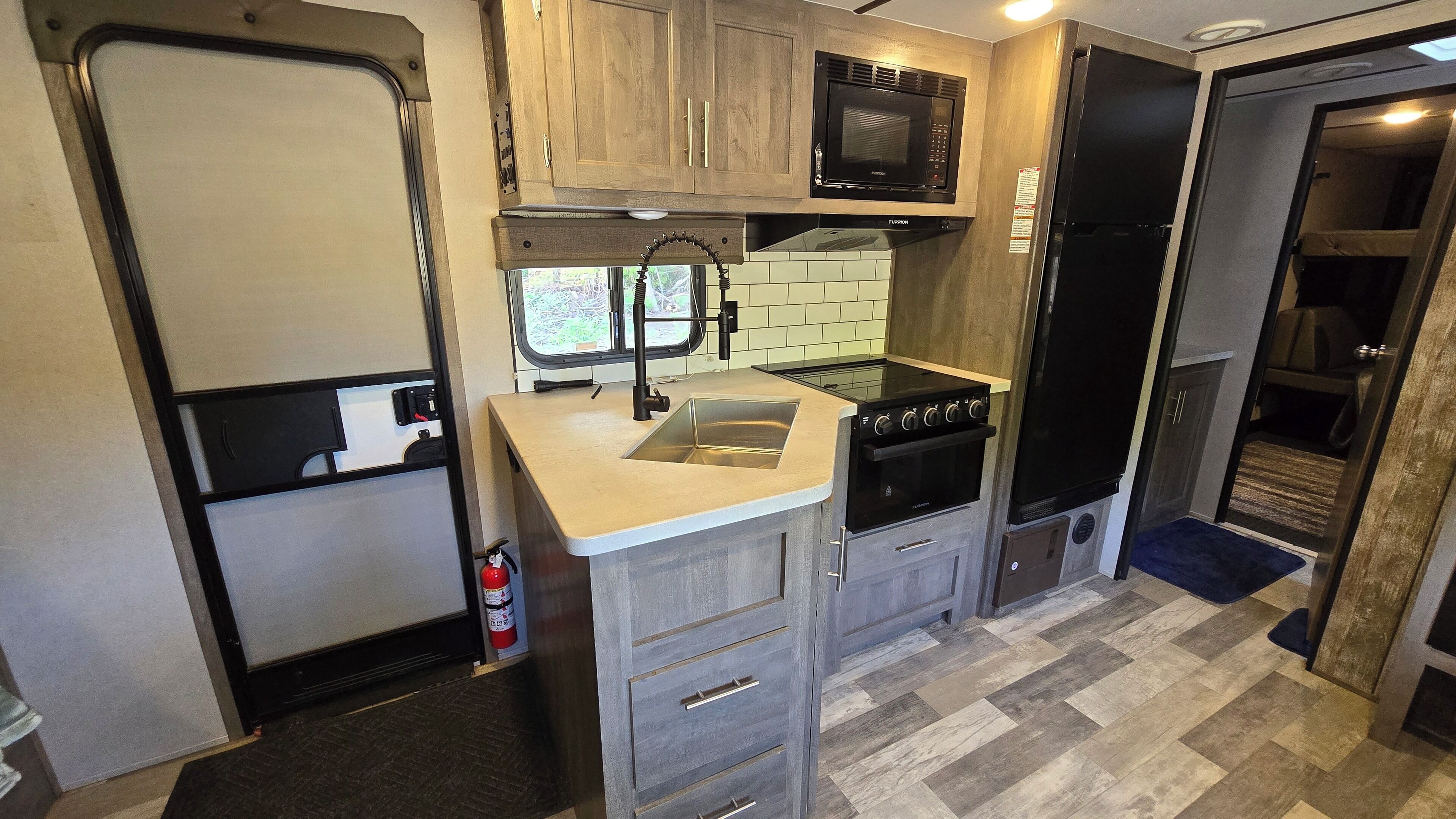 Refrigerador, microondas, horno y parrilla de estufa 