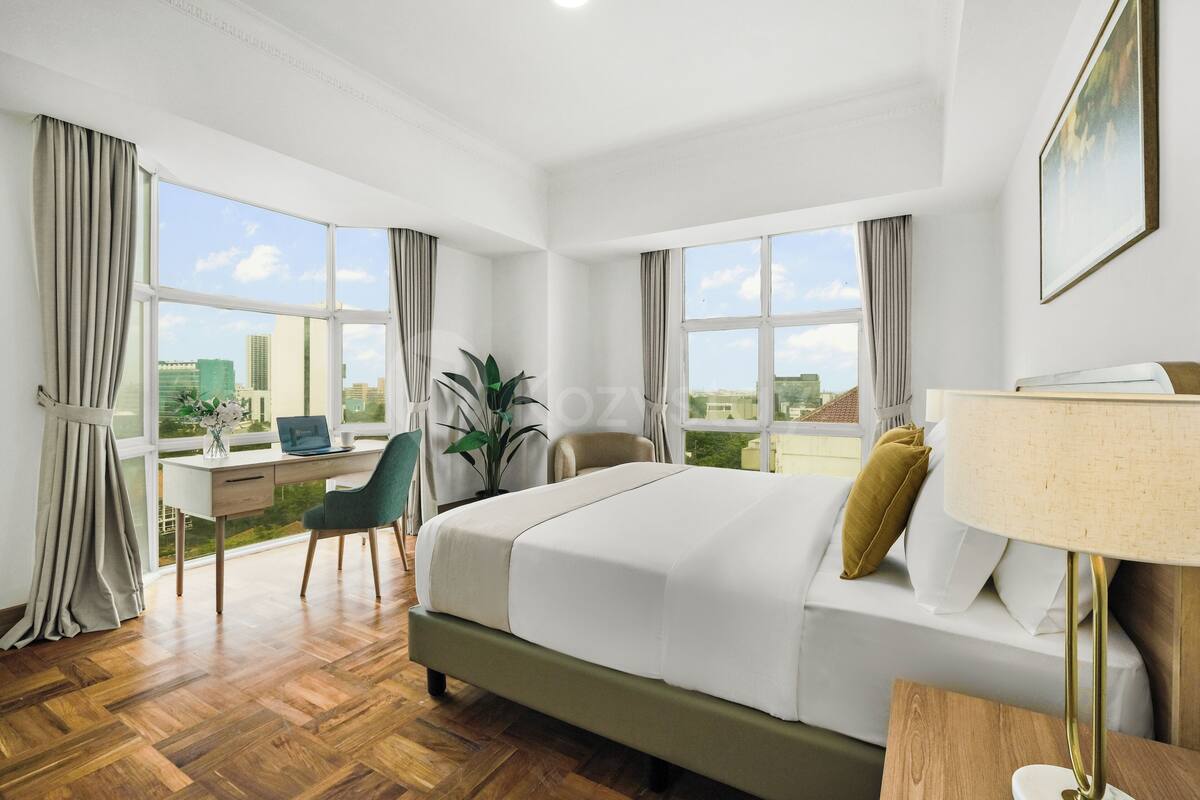 Une chambre d’hôtel avec un lit, un bureau, une chaise et une vue sur la ville.