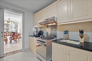 Refrigerador con freezer, microondas, horno, placa de cocina