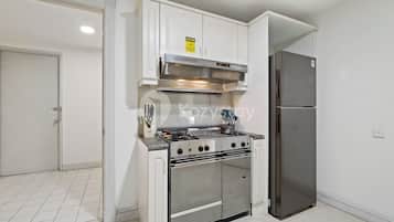Apartamento clássico, 1 quarto, vista para a cidade | Cozinha privada | Geladeira grande, micro-ondas, fogão, cooktop