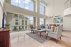 Departamento, 3 habitaciones, vista a la ciudad | Sala de estar