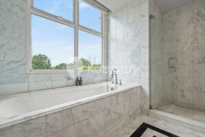 Apartamento grand, 4 quartos, vista para a cidade | Banheiro | Produtos de toalete grátis, secador de cabelo, bidê, sabonete