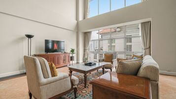 Apartment, 3 Bedrooms, City View | Living room