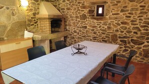 Outdoor dining - Casa do Cuco en Lira (Miñarzo)