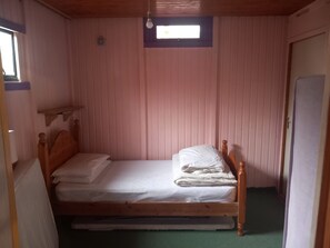 2 bedrooms, iron/ironing board, bed sheets