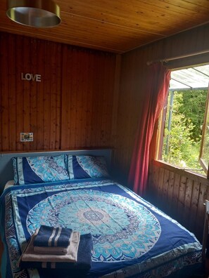 2 bedrooms, iron/ironing board, bed sheets