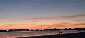 بالقرب من الشاطئ