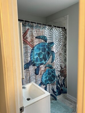 Shower, towels, soap, toilet paper - The Brown Pelican (Lafitte)