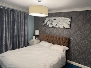 3 chambres, fer et planche à repasser, Wi-Fi, draps fournis