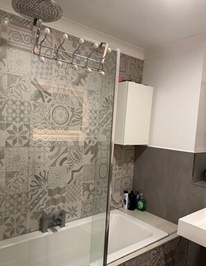 Douche, sèche-cheveux, serviettes fournies