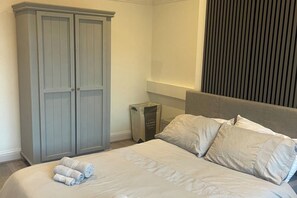 2 habitaciones, tabla de planchar con plancha, wifi y ropa de cama 