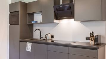 Kühlschrank, Mikrowelle, Ofen, Geschirrspüler