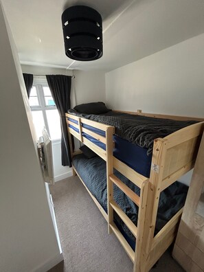 2 soverom og sengetøy