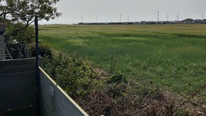A view of a green field with a building in the foreground and a clear sky. - Seaside Chalet Escape in Bridlington (Bridlington)