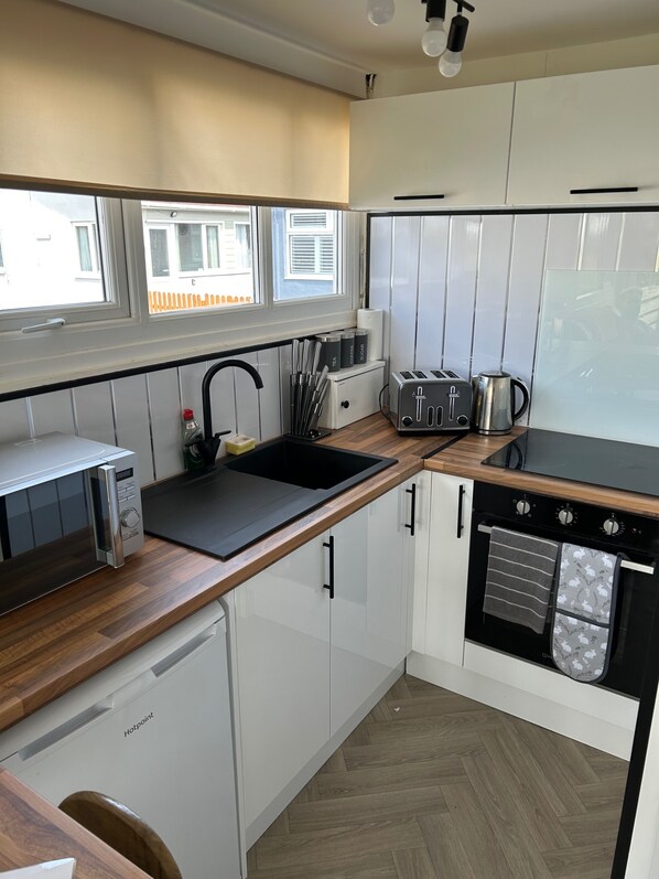 Fridge, microwave, oven, stovetop