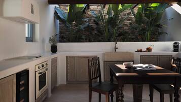 Geladeira, fogão, cafeteira/chaleira, torradeira