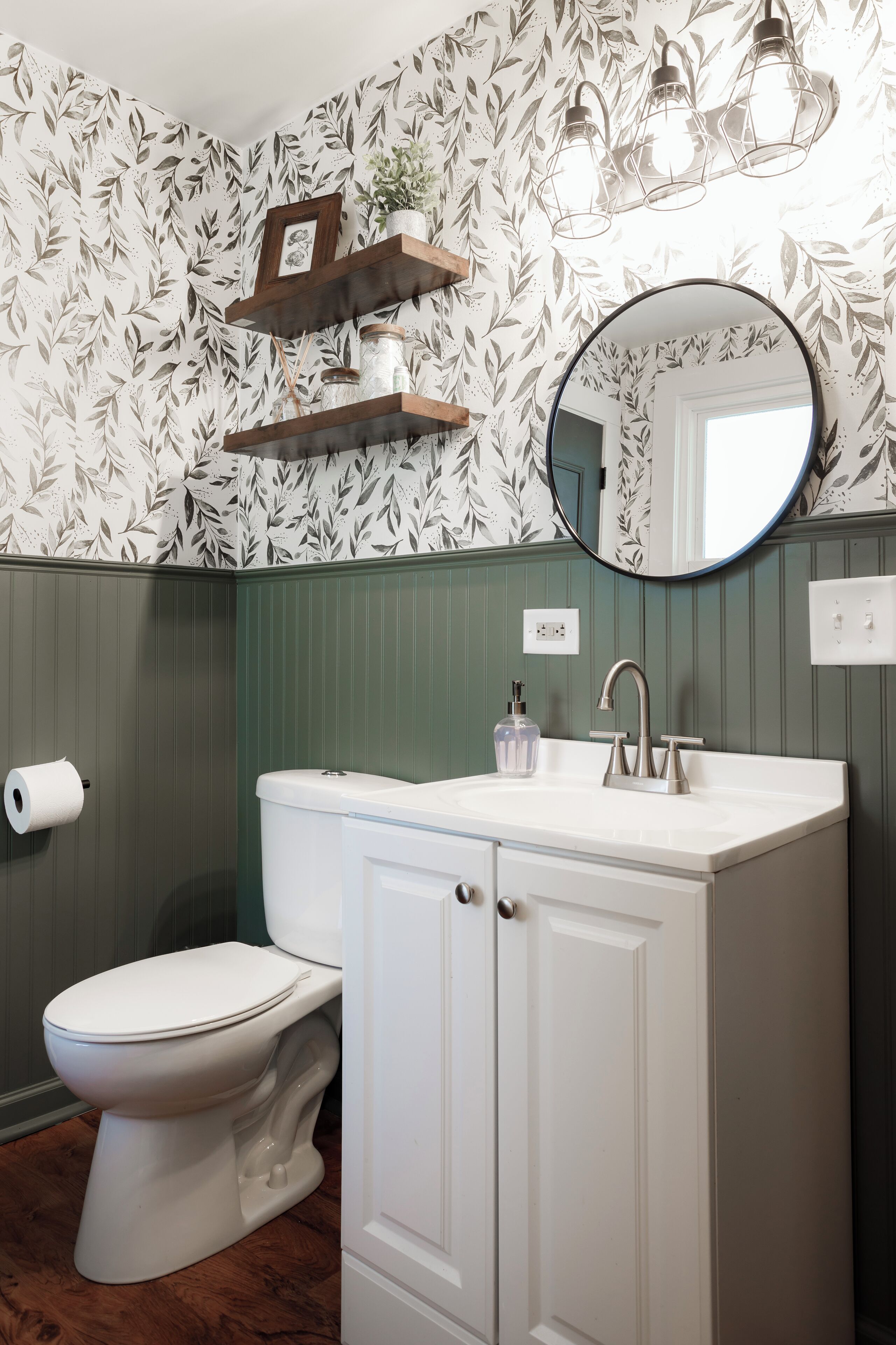 Een haardroger, handdoeken, zeep, toiletpapier