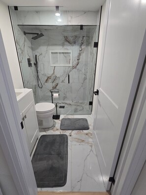 Dusche, Whirlpool, Haartrockner, Handtücher