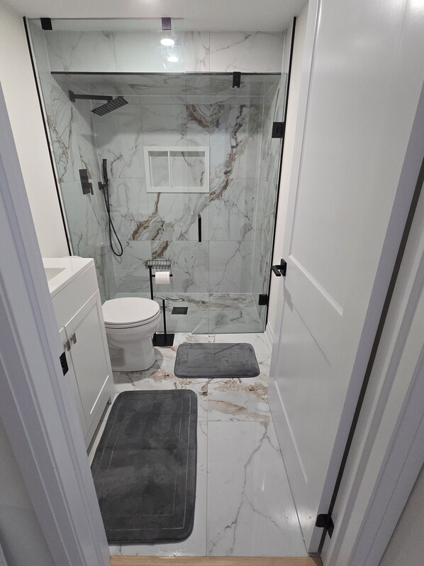 Dusche, Whirlpool, Haartrockner, Handtücher