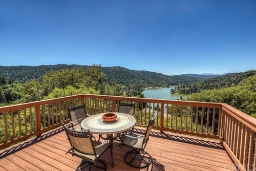 Charming Lake House Retreat with Spectacular Breathtaking Views!