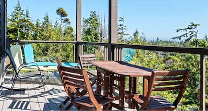 Panoramic Rainforest & Ocean Views, Fire Pit & EV Plug in Ucluelet