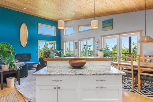 Panoramic Rainforest & Ocean Views, Fire Pit & EV Plug in Ucluelet