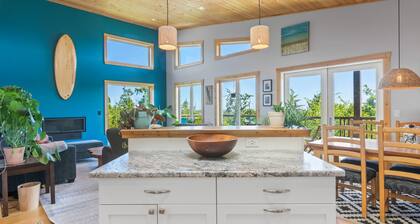 Panoramic Rainforest & Ocean Views, Fire Pit & EV Plug in Ucluelet