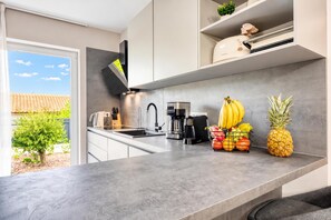 Coffee/tea maker, fridge, microwave, oven - Villa Aria with heated Pool and Whirlpool, Poreč, Croatia (Poreč)
