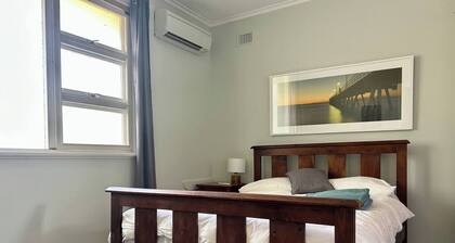 Fully furnished apartment in Hove, Stay Smart with kitchen, dining and bathroom