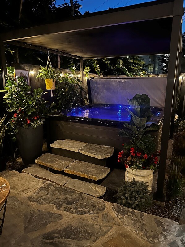 Outdoor spa tub