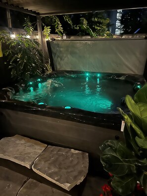 Outdoor spa tub - RiNo Retreat: Dog Friendly, Hot Tub, Designer Yard (Denver)