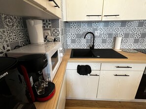 Jääkaappi, mikroaaltouuni, uuni, kahvin-/teenkeitin