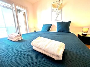 Työpöytä, silitysrauta/-lauta, vauvan matkasänky, Wi-Fi