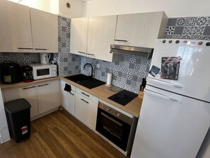 Jääkaappi, mikroaaltouuni, uuni, kahvin-/teenkeitin