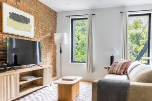 Una televisión, un reproductor estéreo