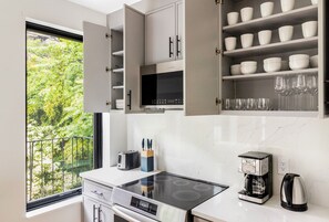 Frigorífico, microondas, horno y lavavajillas